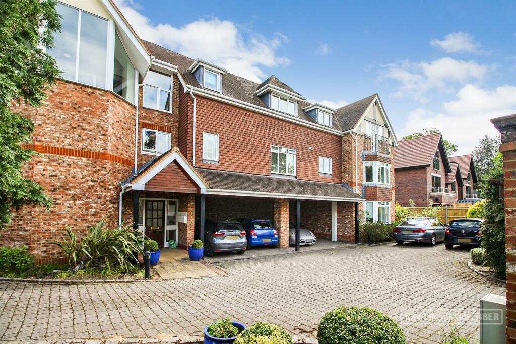 3 bedroom apartment for rent in New Road, Esher, KT10