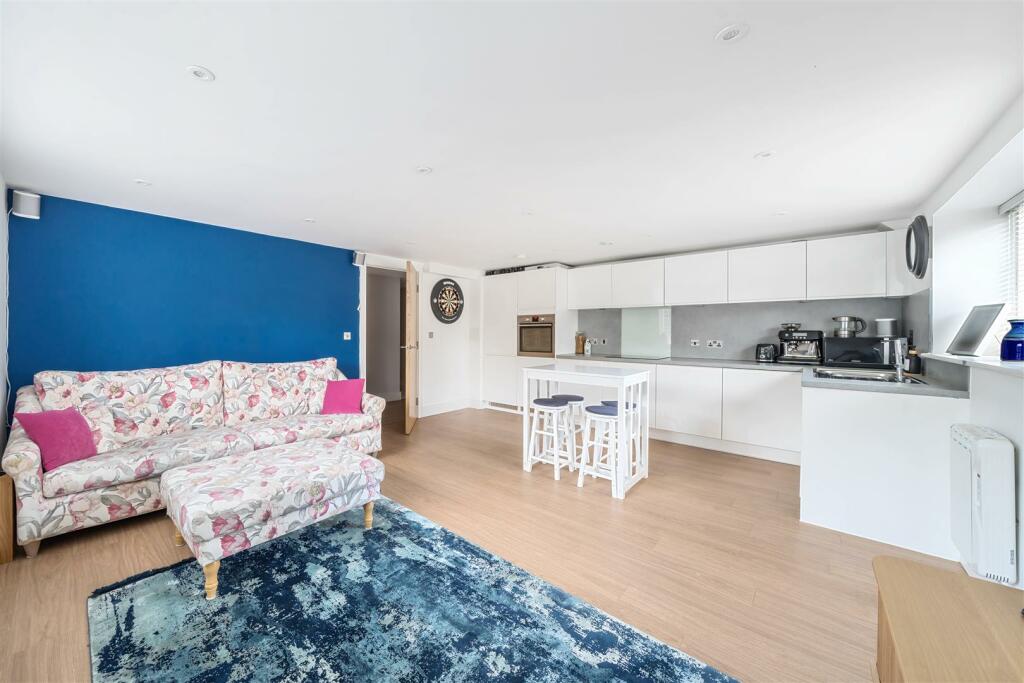 2 bedroom apartment for sale in Pemberton Road, East Molesey, KT8