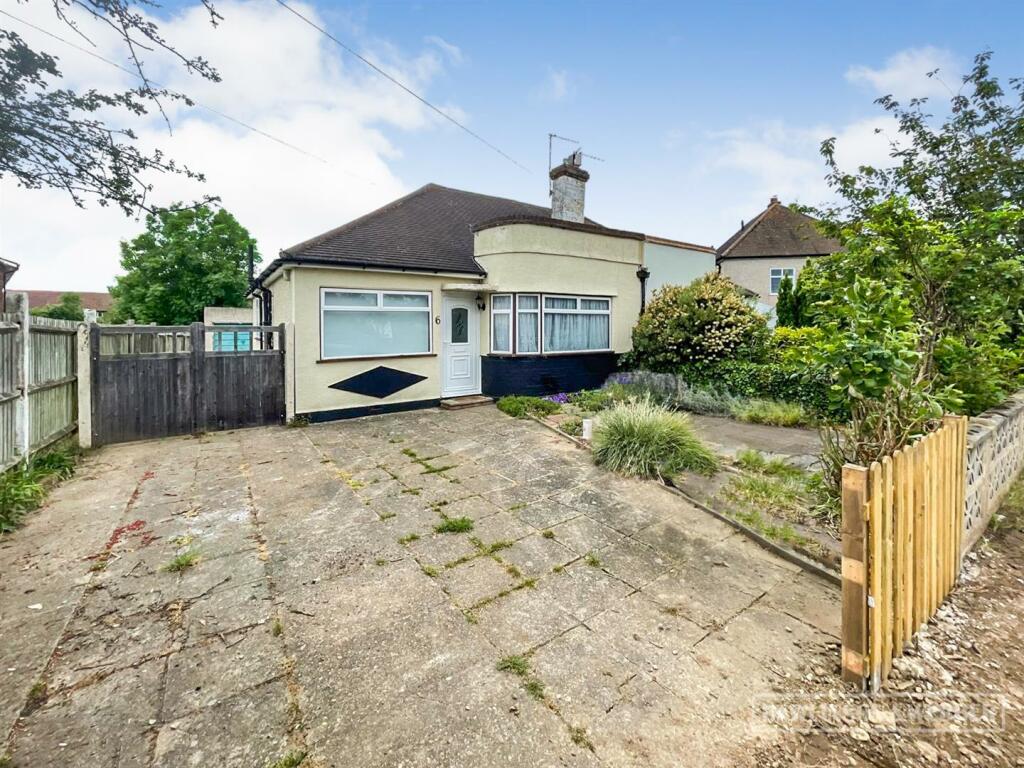 2 bedroom semidetached bungalow for sale in Dunstable Road, West