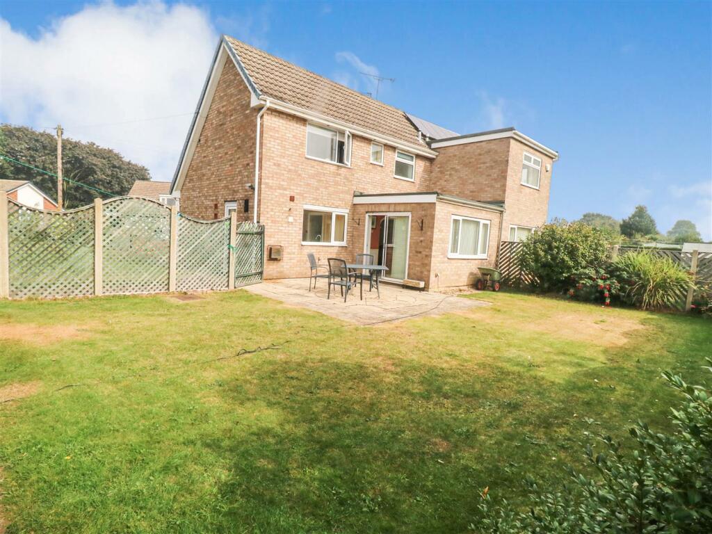 3 bedroom semidetached house for sale in Deansfield Close, Armthorpe