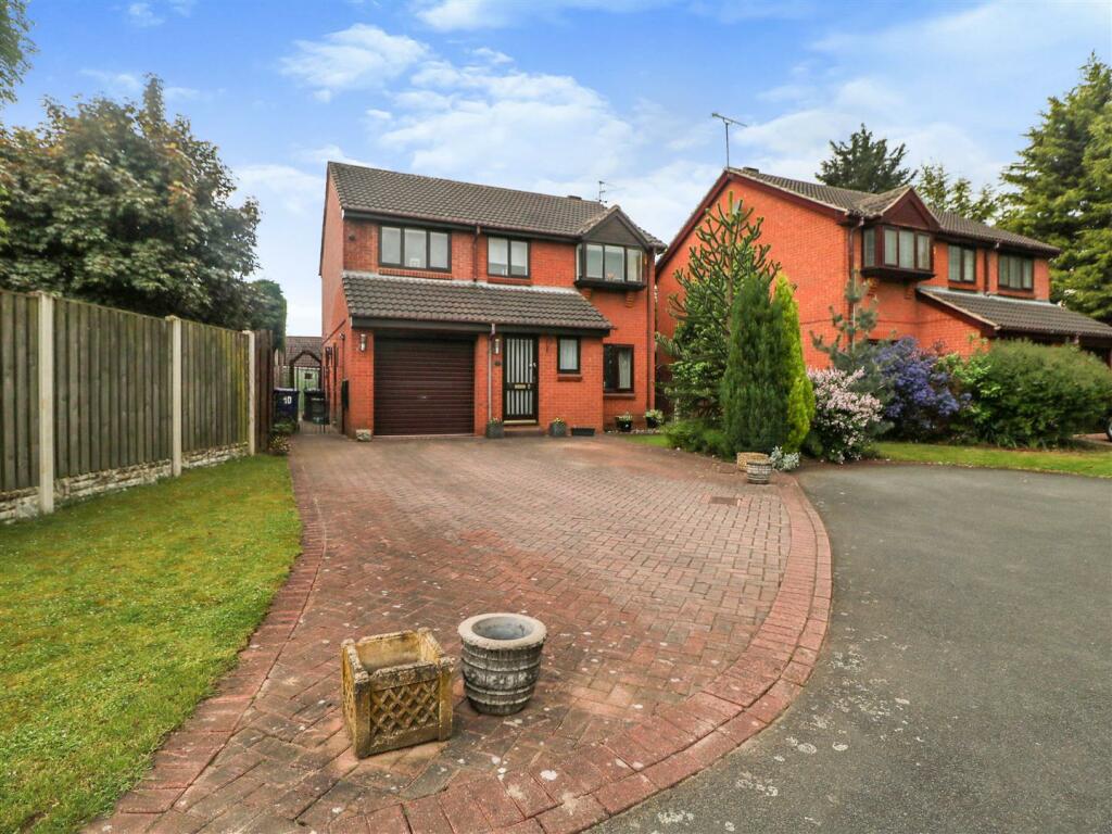 4 bedroom detached house for sale in Muirfield Avenue, Doncaster, DN4