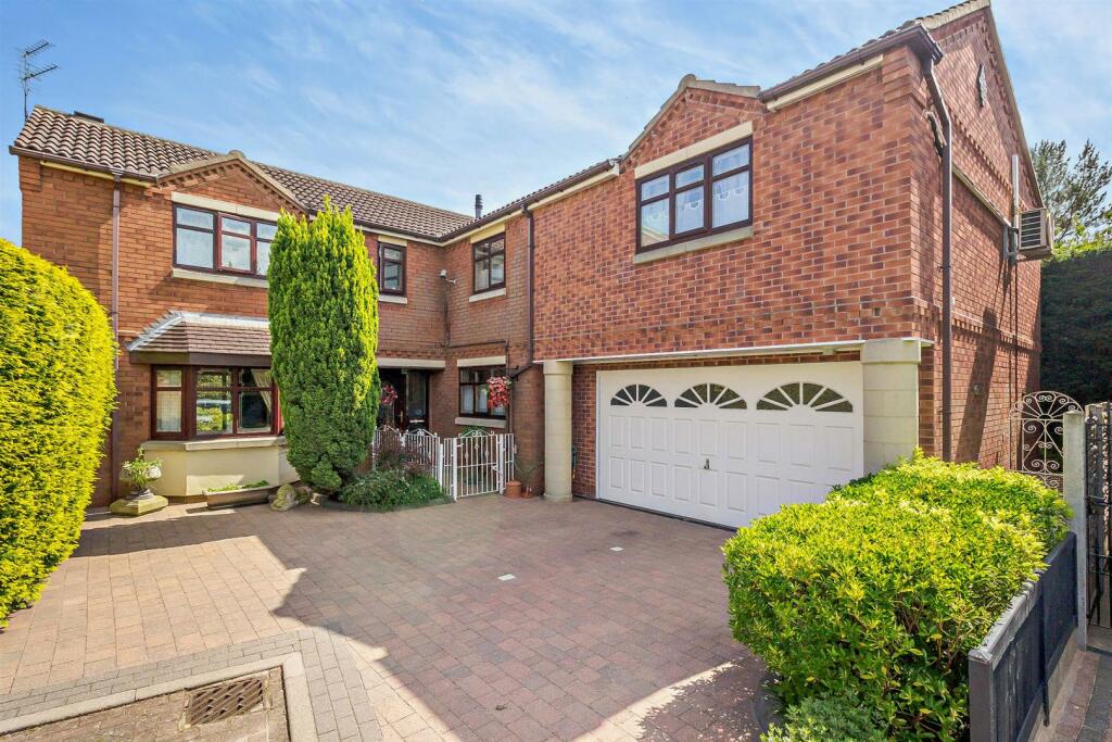 5 bedroom detached house for sale in Eleanor Court, Edenthorpe, Doncaster, DN3