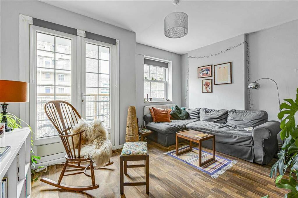 2 bedroom flat for sale in Worsopp Drive, Clapham, SW4