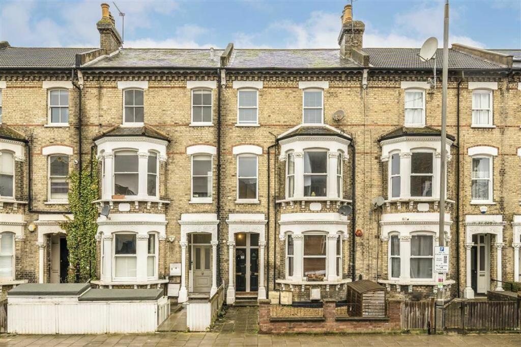 2 bedroom flat for sale in Cavendish Road, Balham, SW12