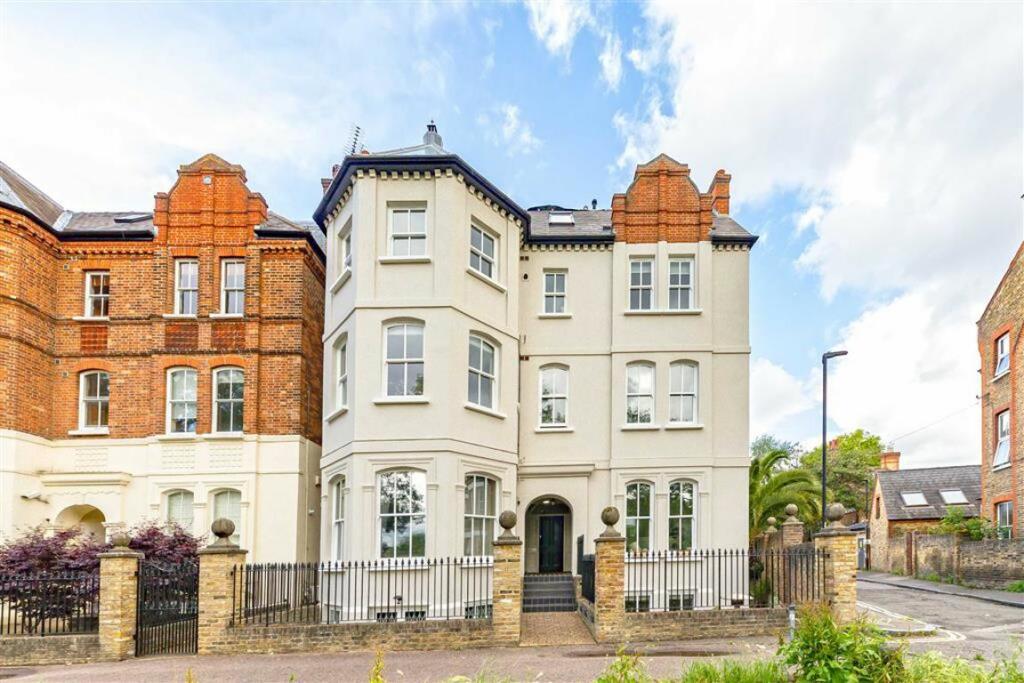 2 bedroom flat for sale in Windmill Drive, Clapham, SW4