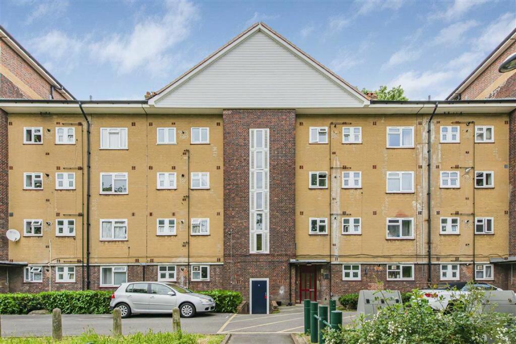 3 bedroom flat for sale in Thornton Road, Balham, SW12
