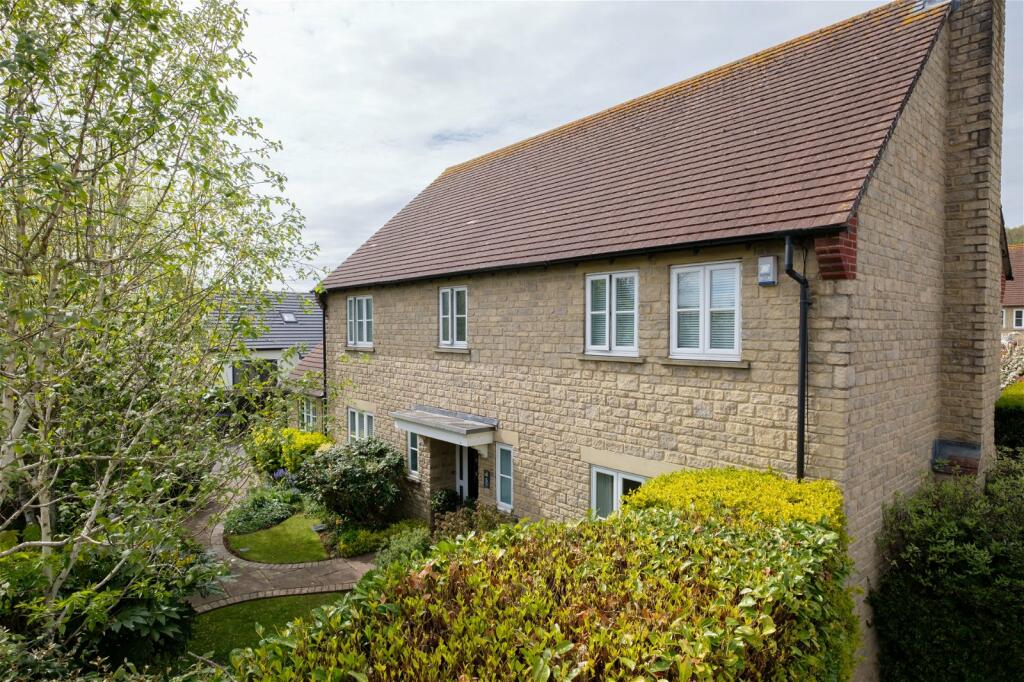 4 bedroom detached house for sale in Knapps Close, BS25