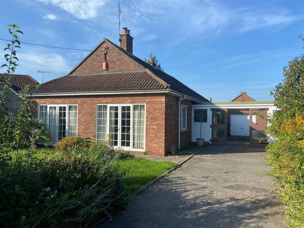 3 bedroom detached bungalow for sale in Road, Cleeve, BS49
