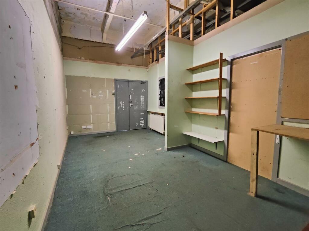 Light industrial facility to lease in Colne Valley Business Park