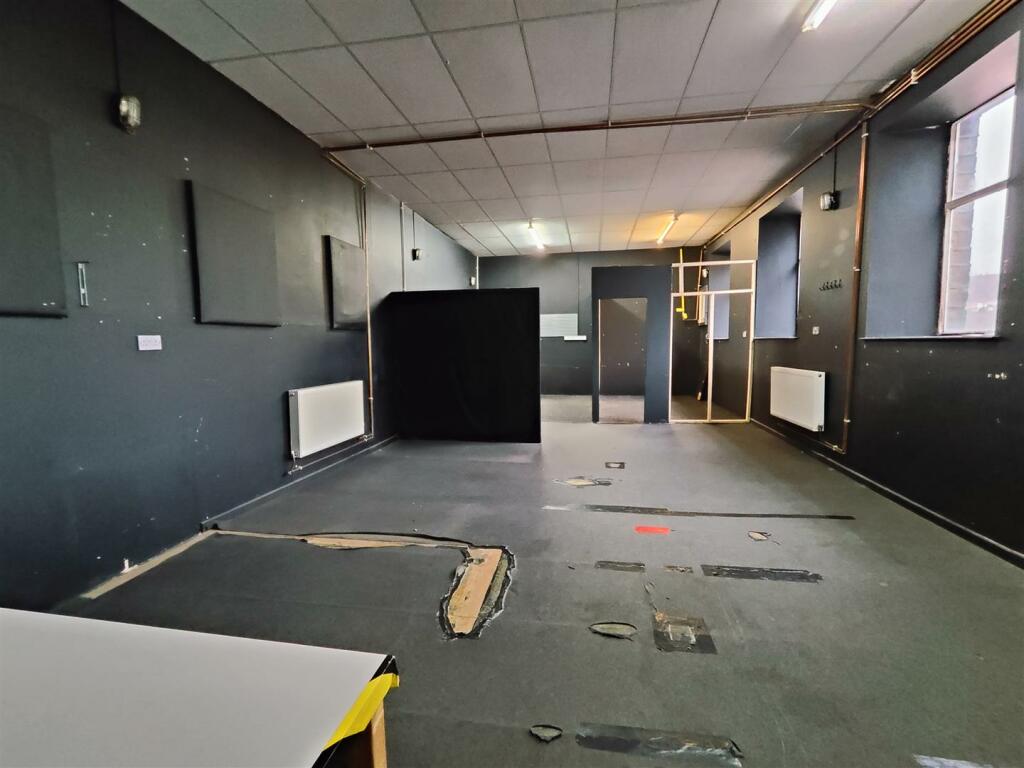 Light industrial facility to lease in Colne Valley Business Park