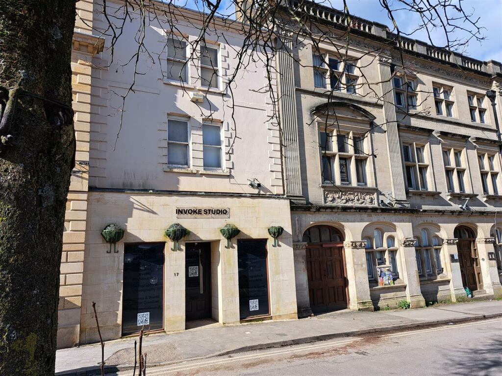 Commercial property for rent in Market Place, Chipping Norton, OX7