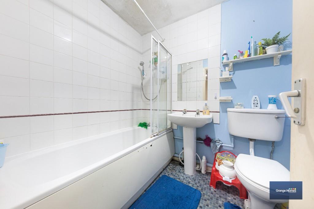 1 bedroom flat for sale in Linwood Crescent, Enfield, Middlesex, EN1