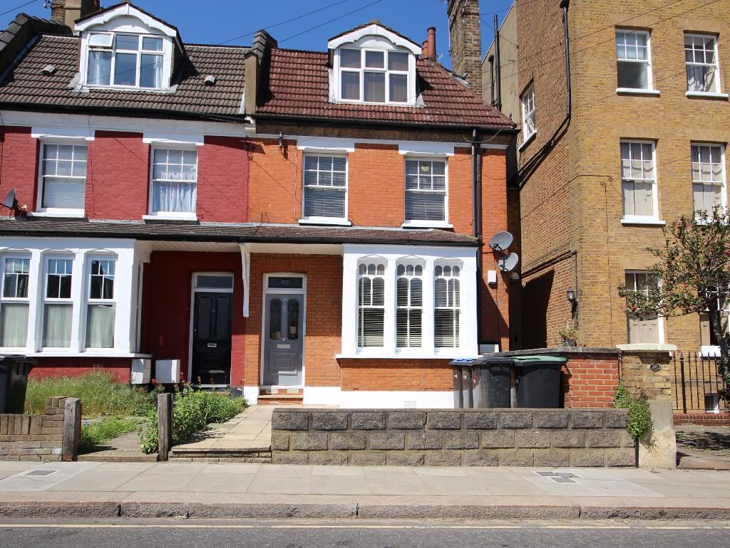 2 bedroom ground floor for sale in Wades Hill, London, N21