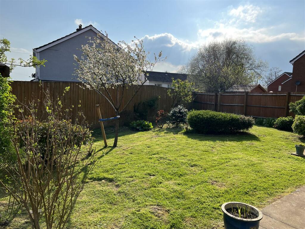 4 bedroom detached house for sale in Dol Y Dderwen, Ammanford, SA18