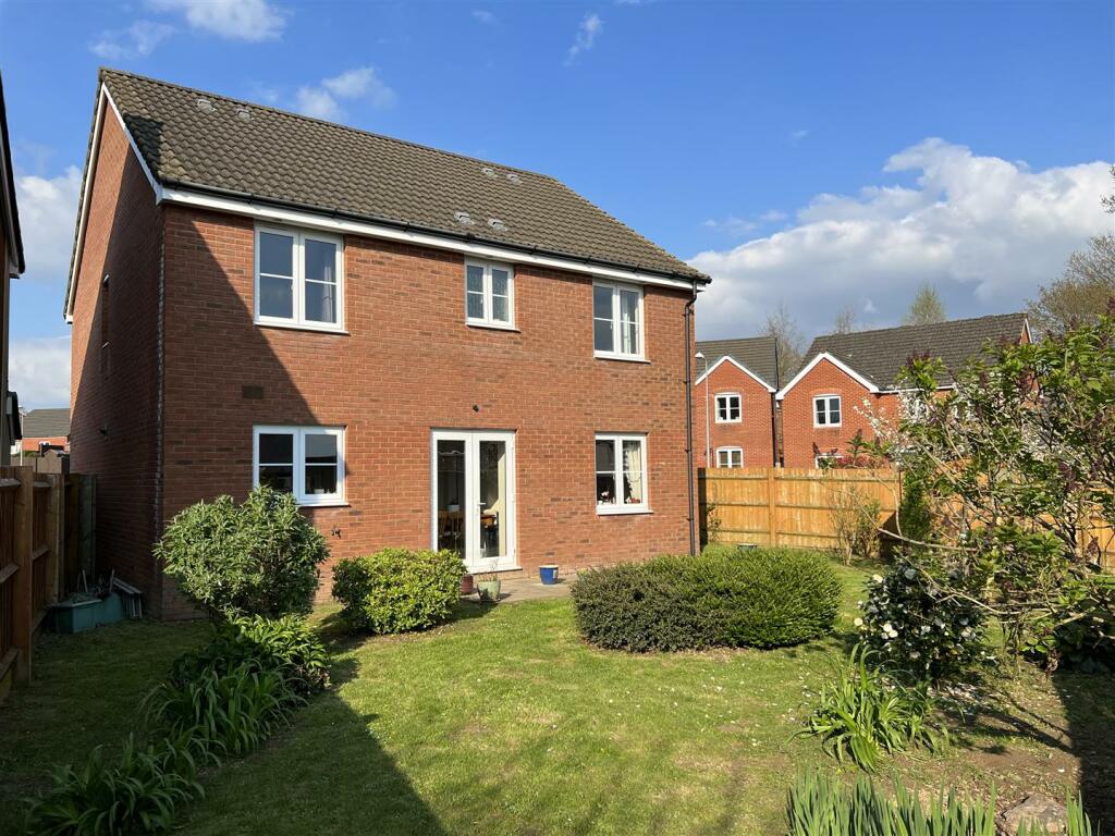 4 bedroom detached house for sale in Dol Y Dderwen, Ammanford, SA18