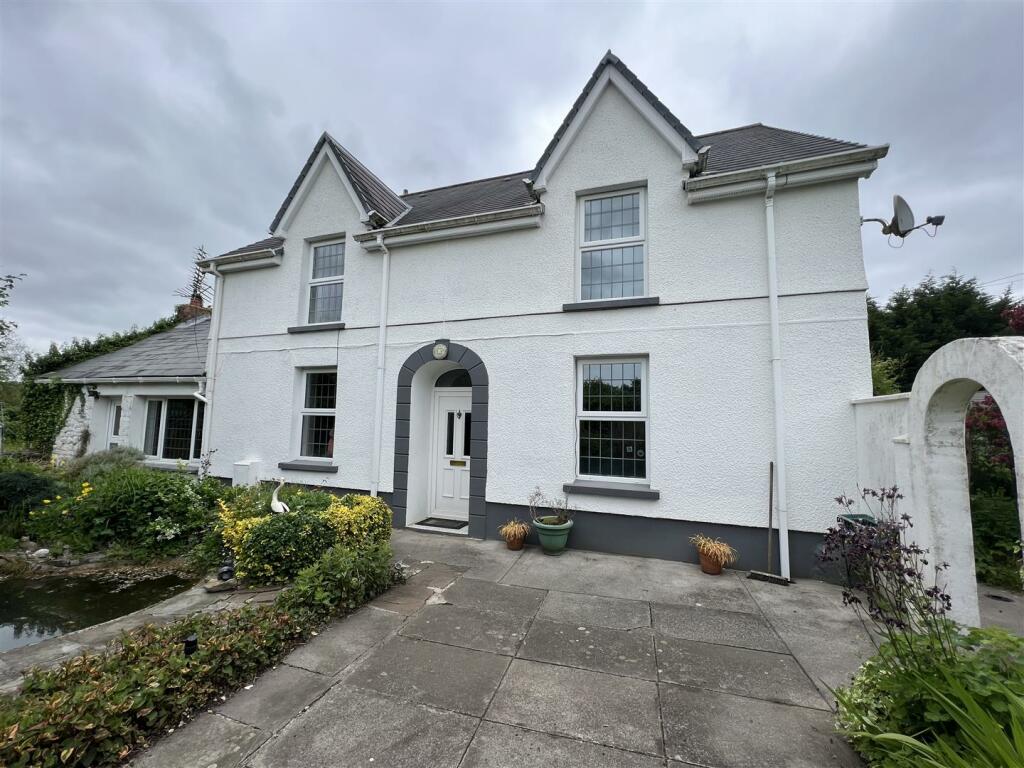 3 bedroom detached house for sale in Heol Llwchwr, Ammanford, SA18