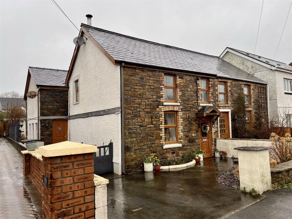 3 bedroom semidetached house for sale in Penygarn Road, Ammanford, SA18