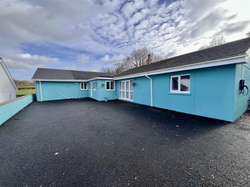 6 bedroom detached bungalow for sale in Heol Y Maerdy, Ffairfach