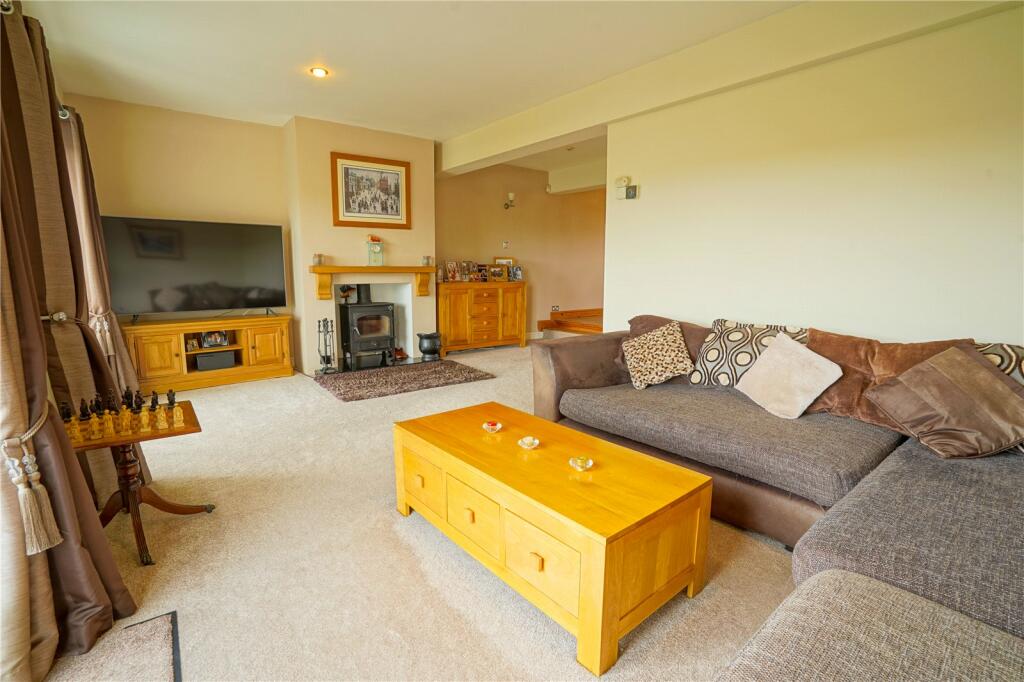 4 bedroom detached house for sale in Doncaster Road, Thrybergh