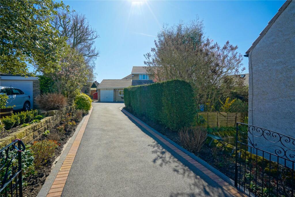 4 bedroom detached house for sale in Doctor Lane, Harthill, Sheffield