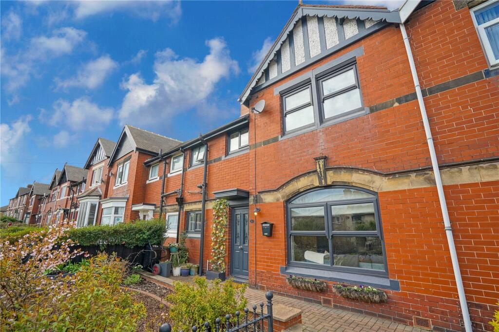 3 bedroom terraced house for sale in Park Terrace, Doncaster Road