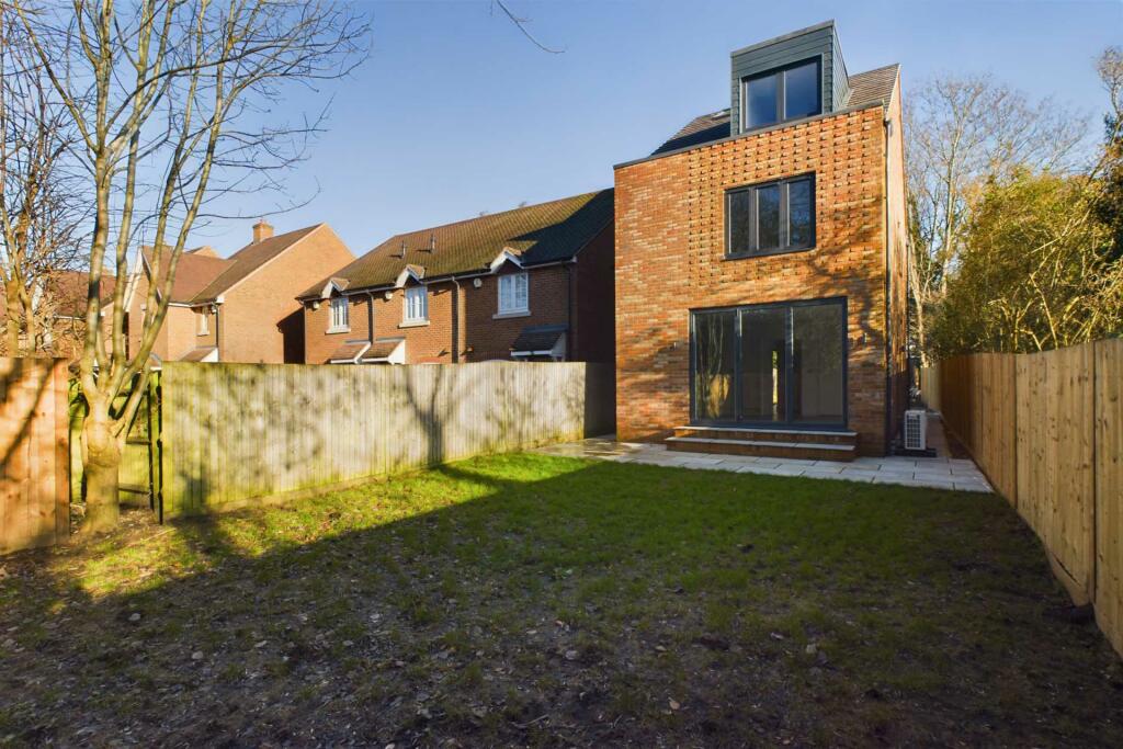 3 bedroom detached house for sale in Belswains Lane, Hemel Hempstead, HP3