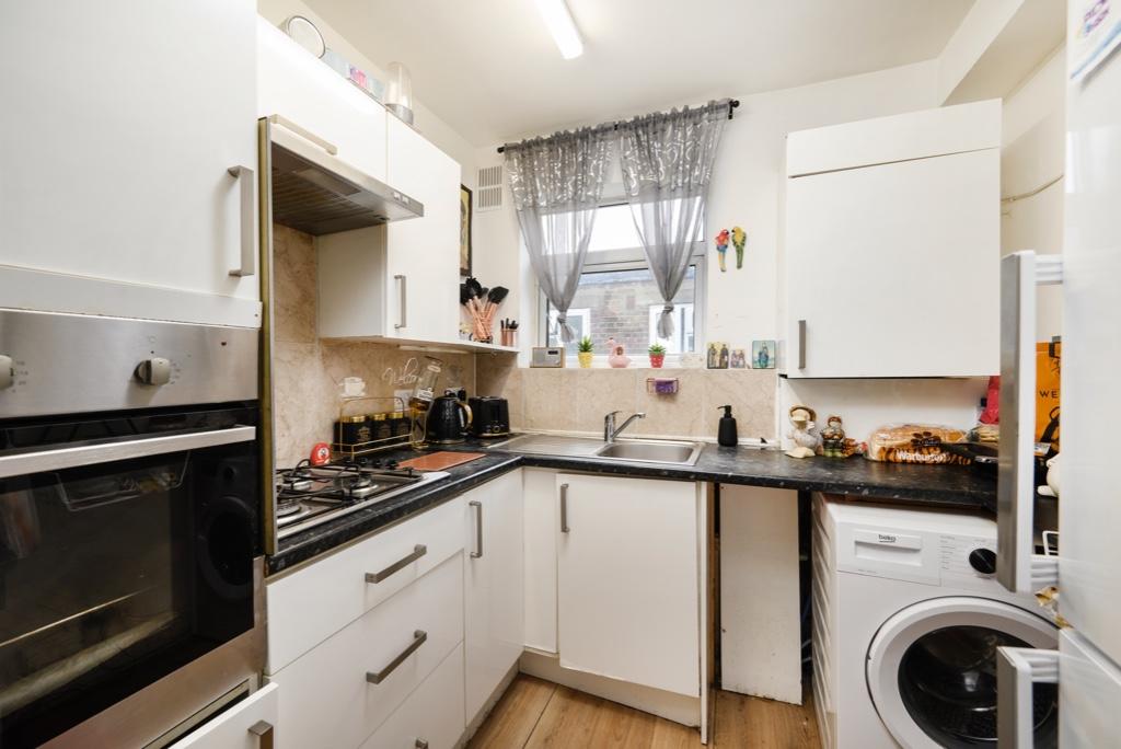 2 bedroom flat for sale in Shenley Road, Borehamwood, Hertfordshire, WD6