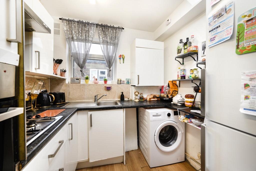 2 bedroom flat for sale in Shenley Road, Borehamwood, Hertfordshire, WD6