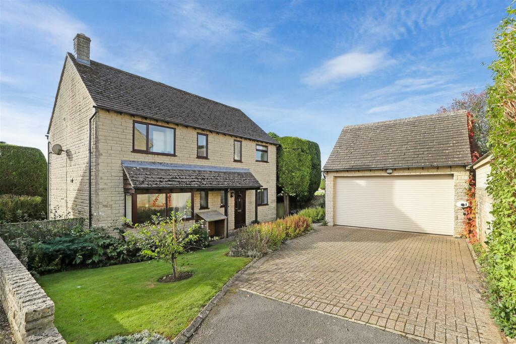 4 bedroom detached house for sale in Greys Close, Bussage, Stroud, GL6