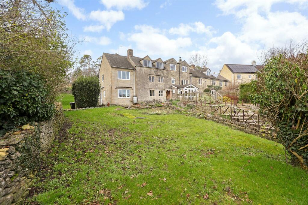 3 bedroom end of terrace house for sale in Silver Street, Chalford Hill