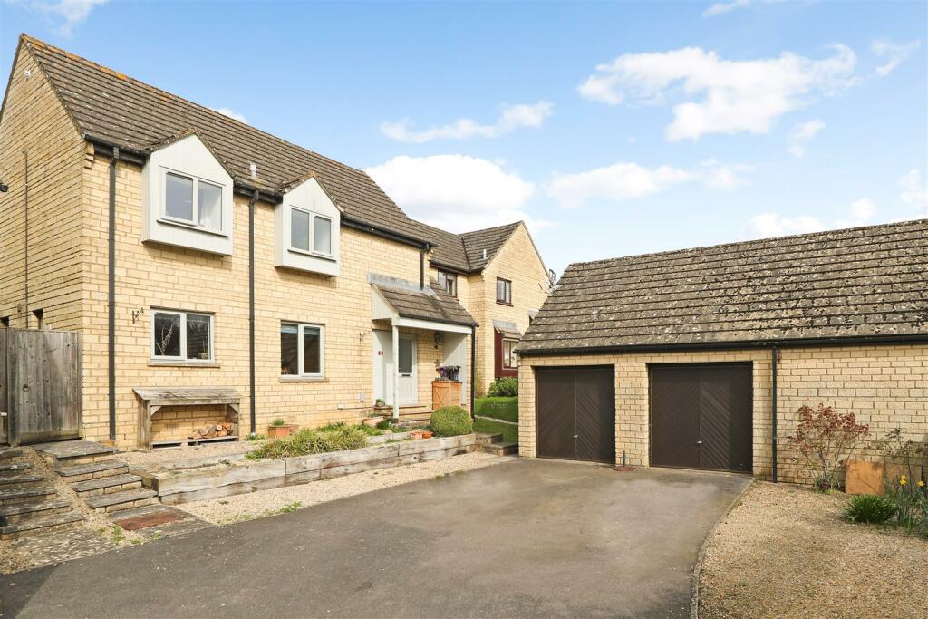 4 bedroom detached house for sale in Sandford Leaze, Avening, Tetbury, GL8