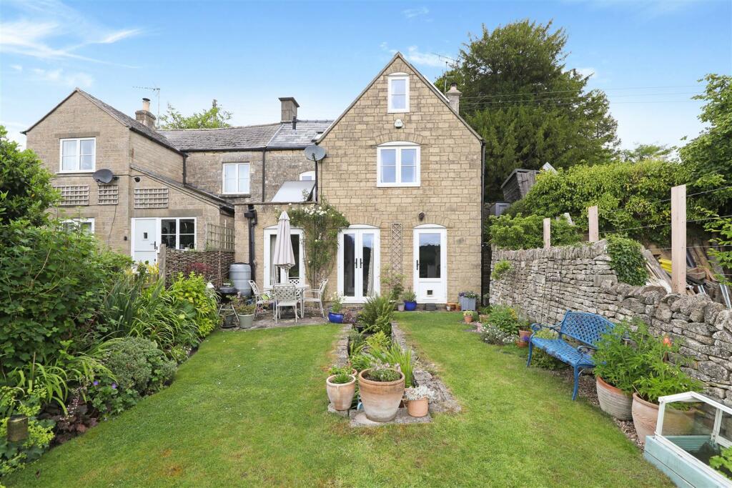 2 bedroom semidetached house for sale in Commercial Road, Chalford