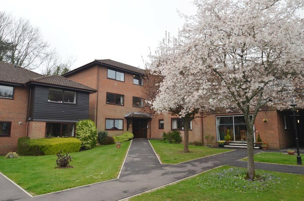 2 bedroom flat for sale in Heathside Court, Tadworth Street, Tadworth, Surrey, KT20