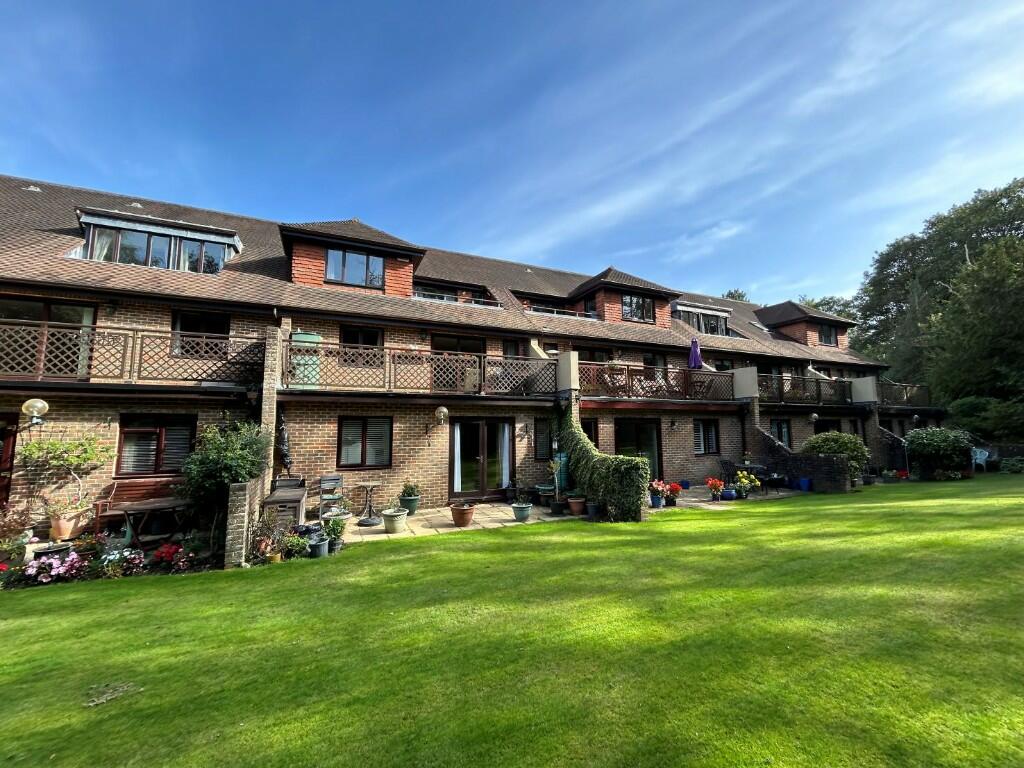 2 bedroom ground floor flat for sale in The Avenue, Tadworth, Surrey, KT20