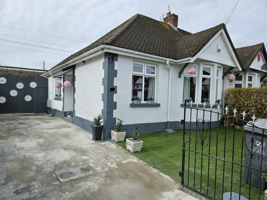 2 bedroom semi-detached bungalow for sale in Fairfield Close, Llandaff, Cardiff, CF5
