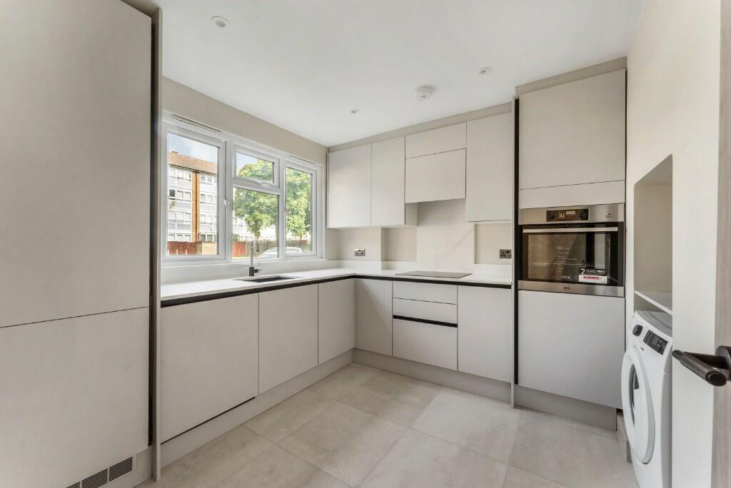 3 bedroom terraced house for sale in Brookfields Avenue, Mitcham
