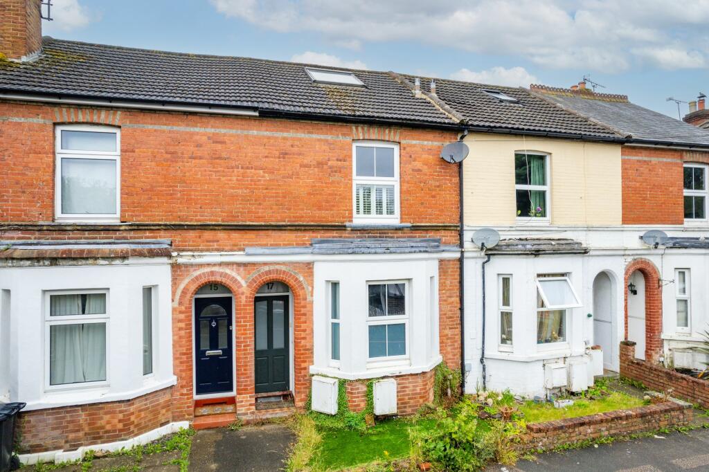 3 bedroom terraced house for sale in Green Hedges Avenue, East