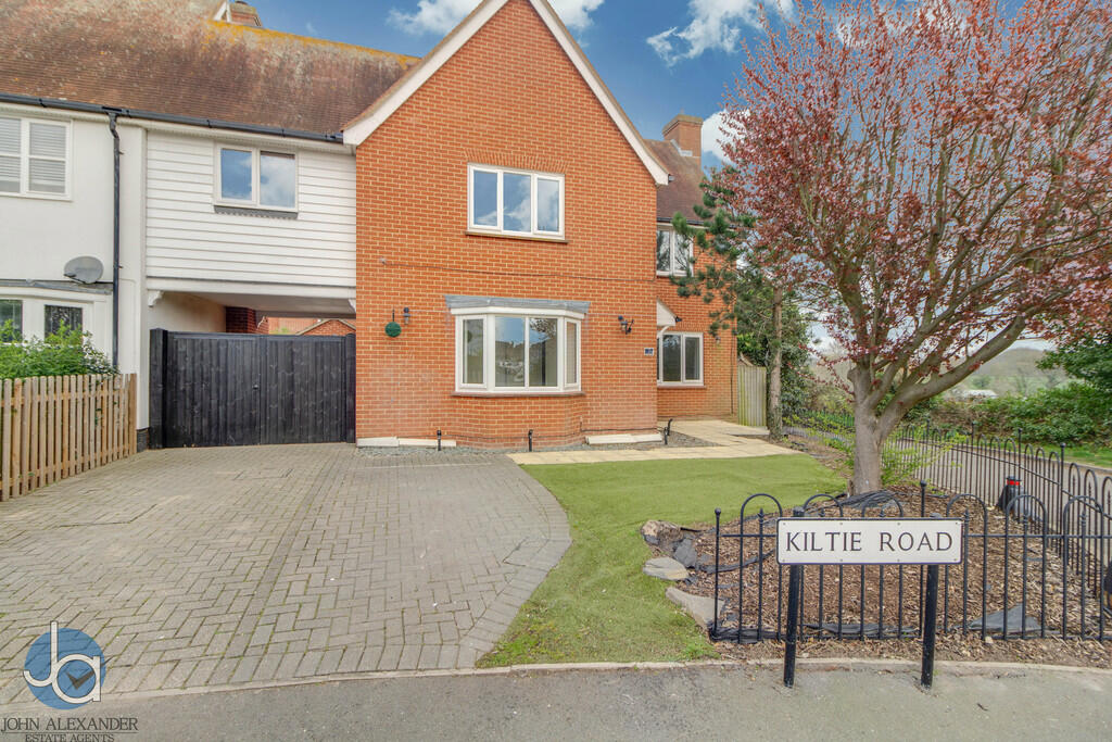 4 bedroom link detached house for sale in Kiltie Road, Tiptree, CO5