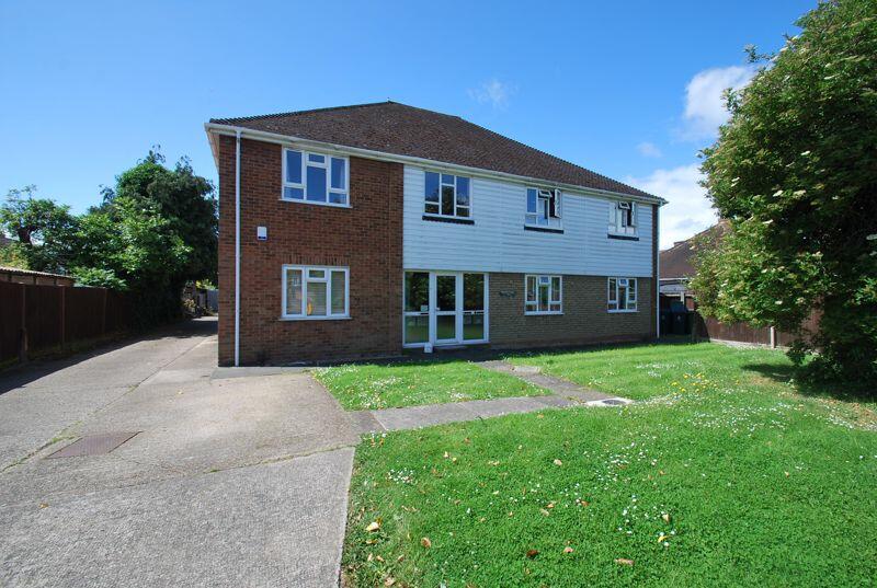 2 bedroom flat for sale in Hunters Road, Chessington, KT9