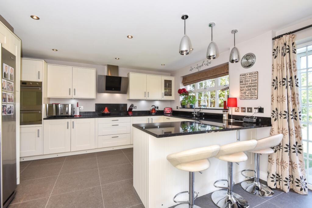 6 bedroom detached house for rent in Harrow Road Fleet GU51