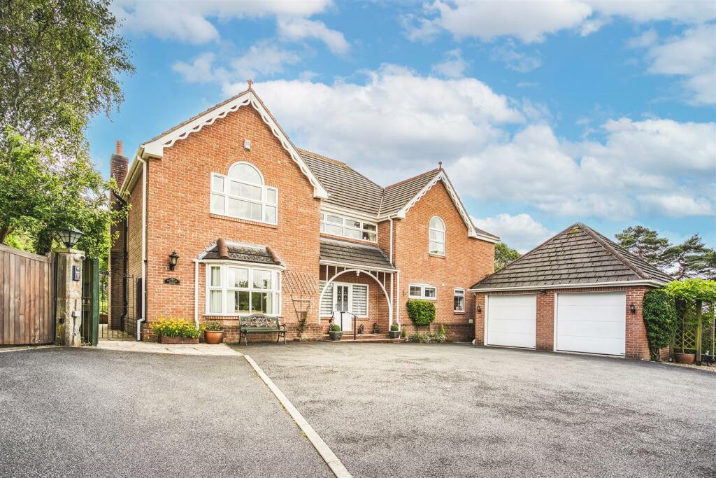5 bedroom detached house for sale in Sycamore Grove, The Orchard