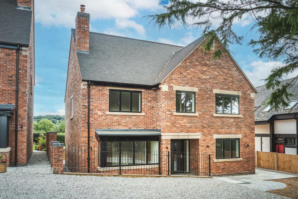 4 bedroom detached house for sale in Hazelwood Road, Duffield, Belper