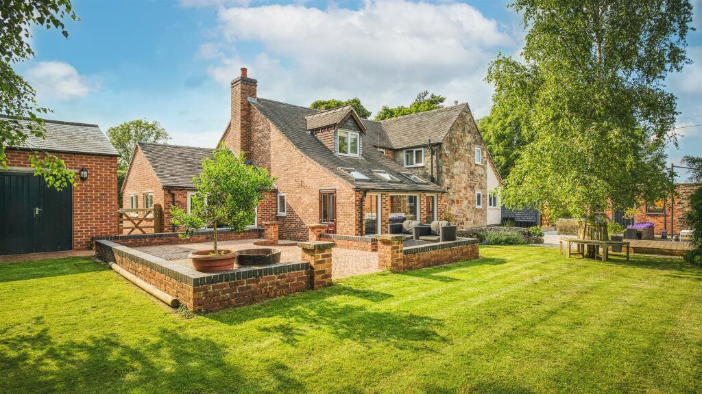 3 bedroom detached house for sale in Cloves Hill, Morley, Derbyshire, DE7