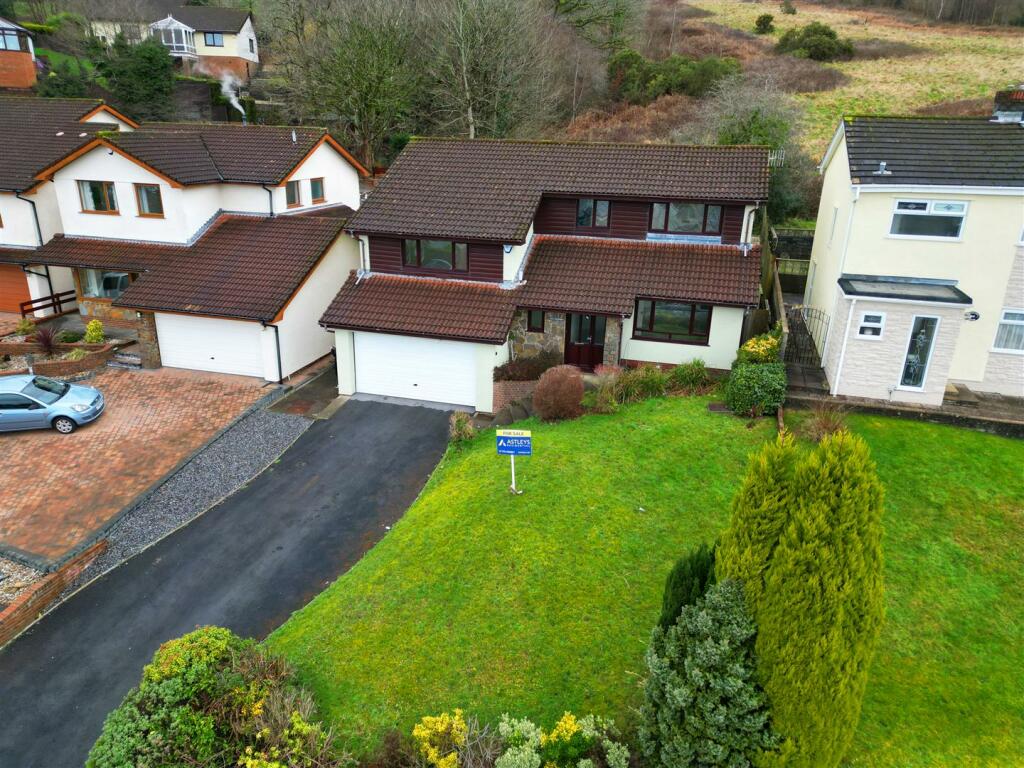 4 bedroom detached house for sale in Woodland Park, Ynystawe, Swansea, SA6