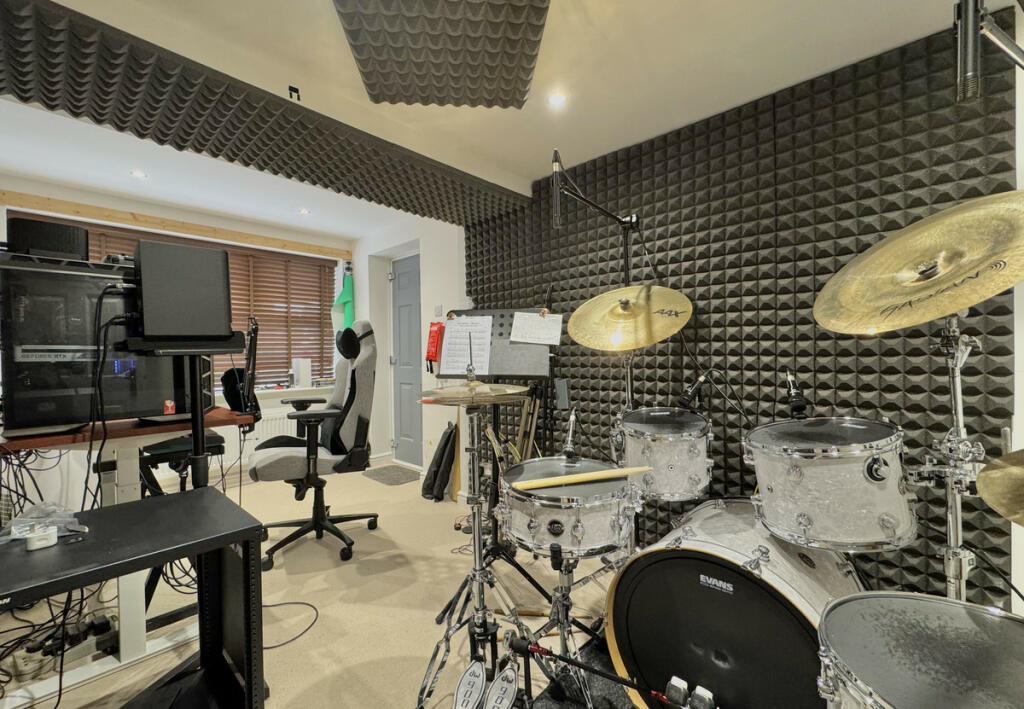 Additional property image - Warwick Gates, Luxury Interior, 3300 Sq Ft PX considered