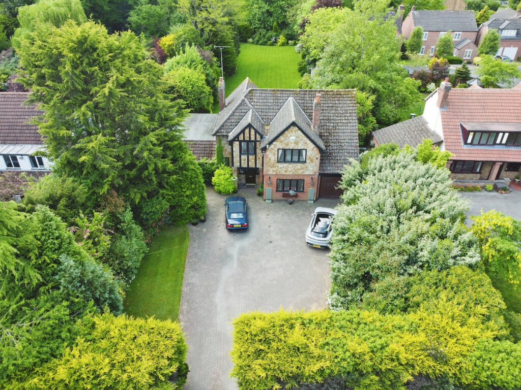 Main image of property: Kenilworth Town Centre, Over 1 Acre, 3300 Sq Ft