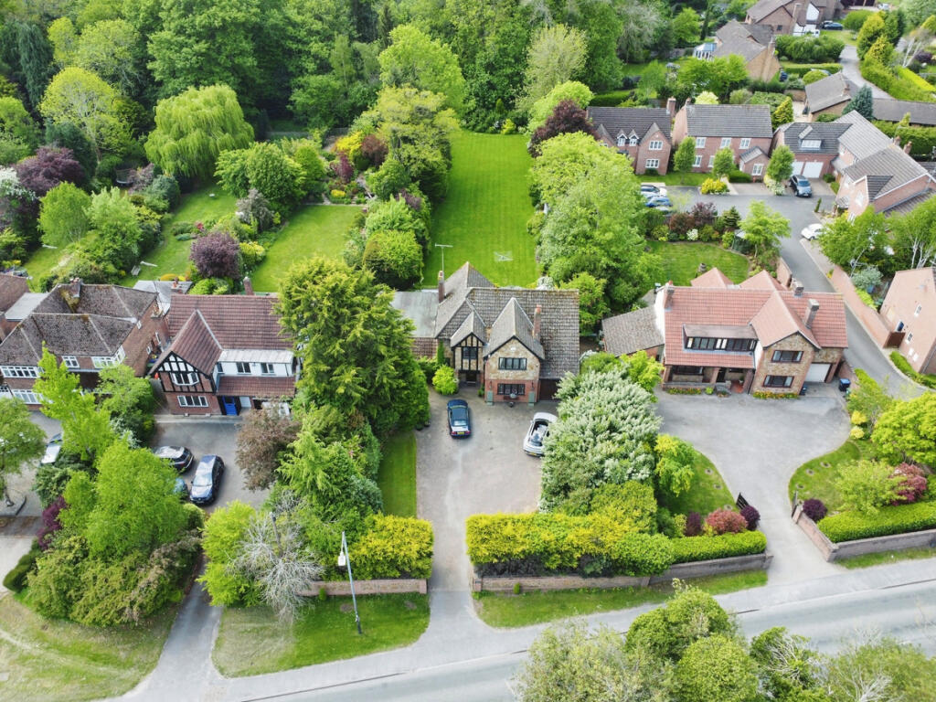 Main image of property: Kenilworth Town Centre, Over 1 Acre, 3300 Sq Ft
