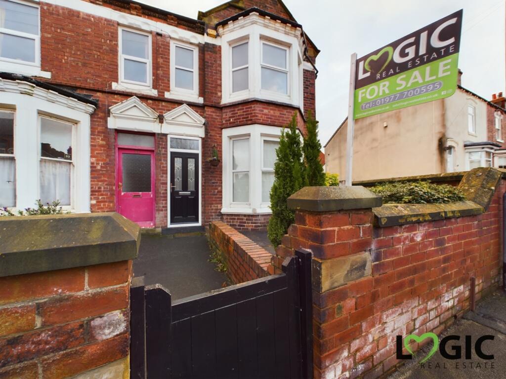 2 bedroom end of terrace house for sale in Banks Avenue, Pontefract, West Yorkshire, WF8