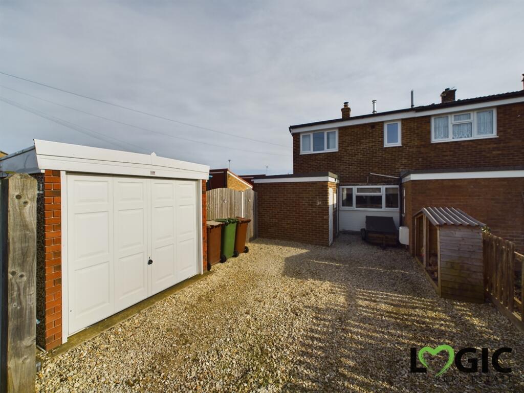 3 bedroom end of terrace house for sale in Wentworth Road, Featherstone