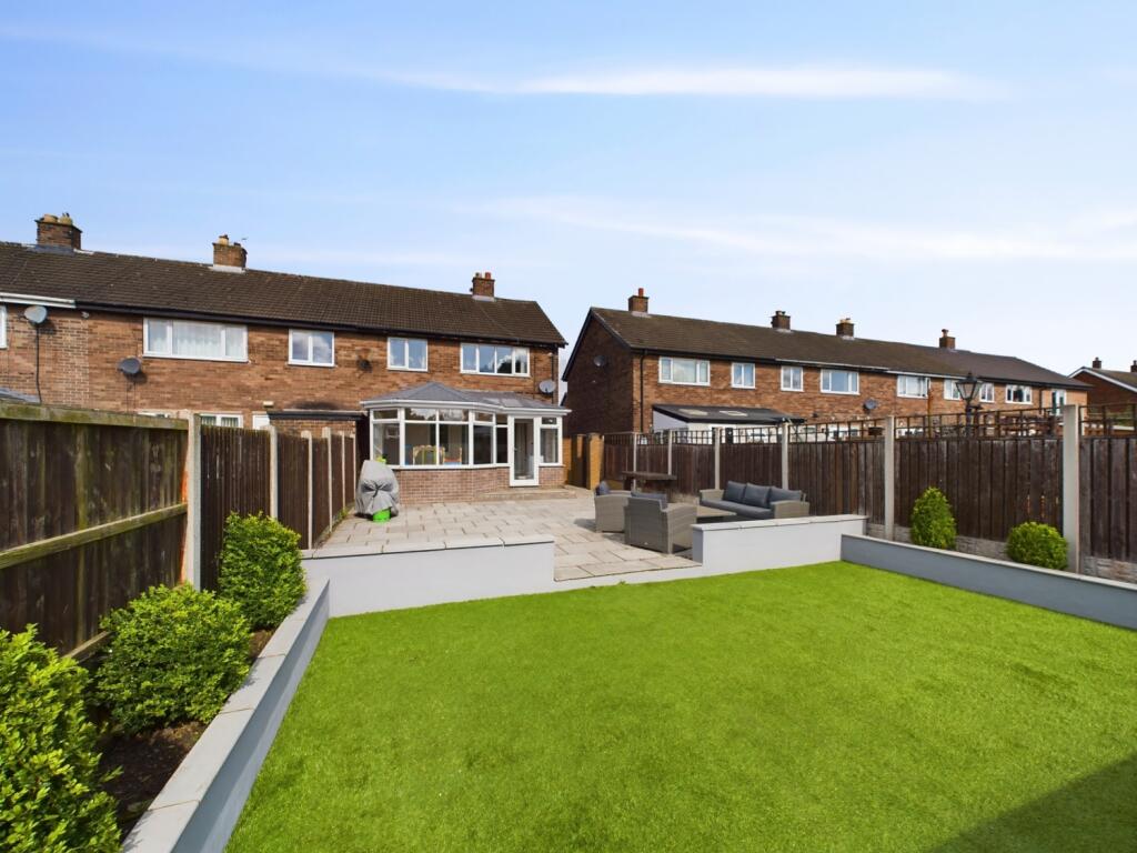 3 bedroom town house for sale in Leatham Park Road, Featherstone